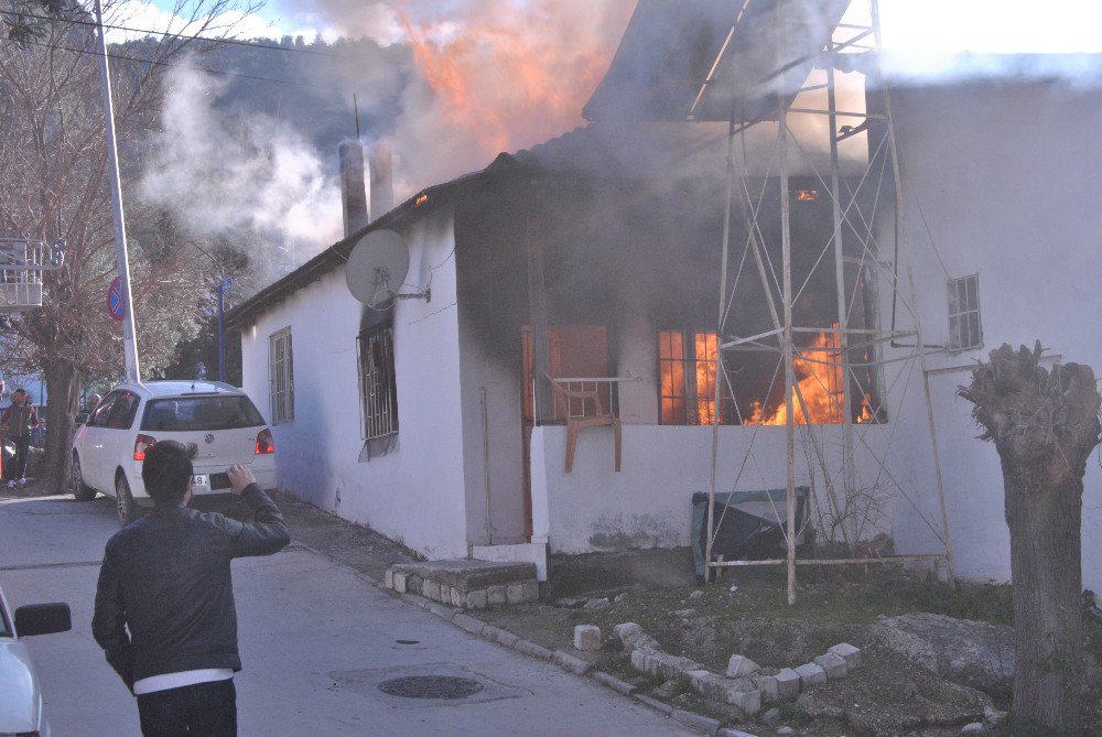 Müstakil Evde Çıkan Yangın Mahalleliyi Korkuttu