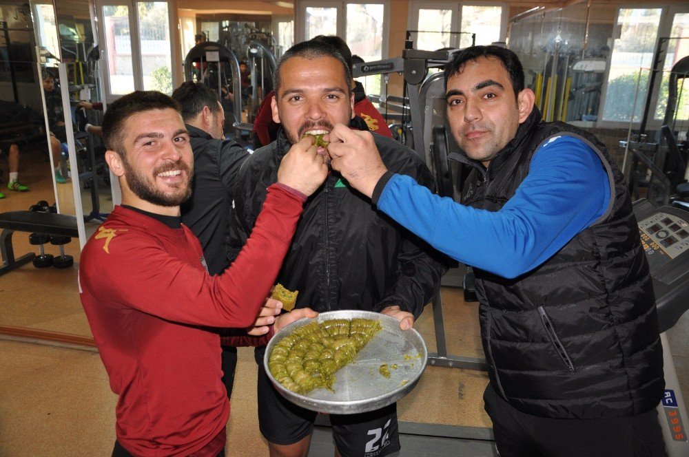 Sabri Baba Oldu, Takımını Baklavaya Doyurdu