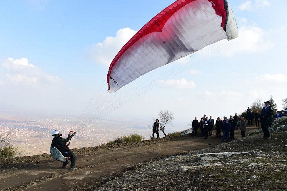 Uşak’ta Yamaç Paraşütü Heyecanı