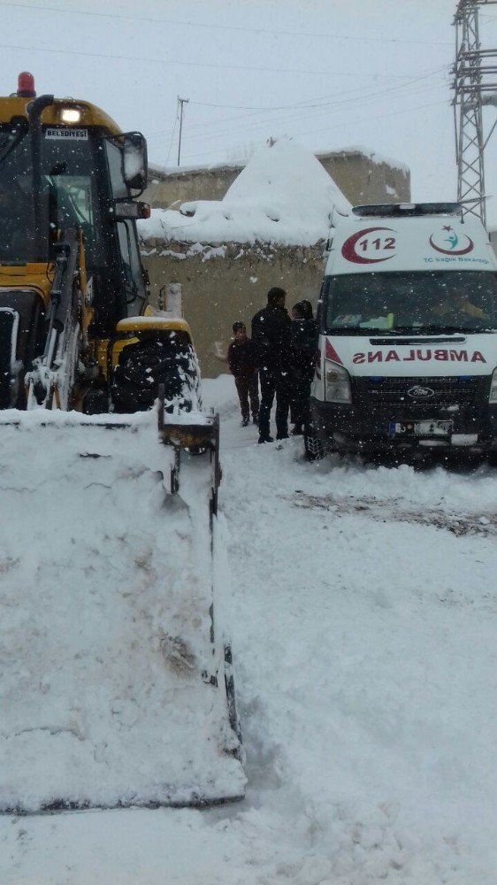 Hasta Taşıyan Ambulansı Belediye Ekipleri Kurtardı