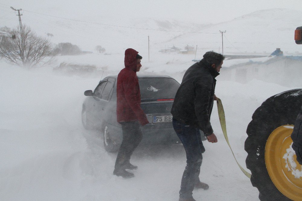 Kar Ve Tipiden Kapanan Yolda Mahsur Kalan Öğrenciler Kurtarıldı