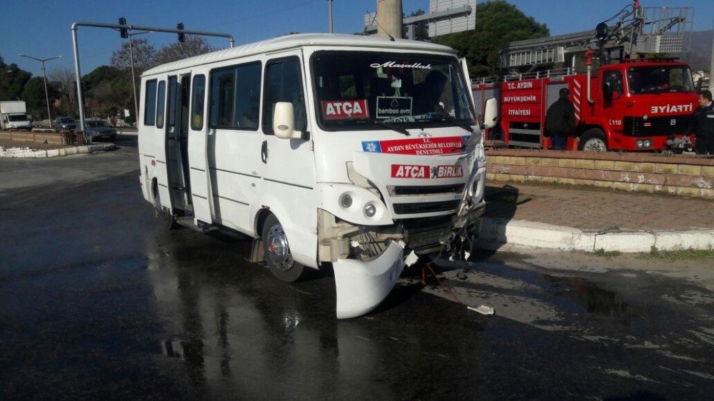 Ambulans Minibüsle Çarpıştı: 1’i Ağır 5 Yaralı