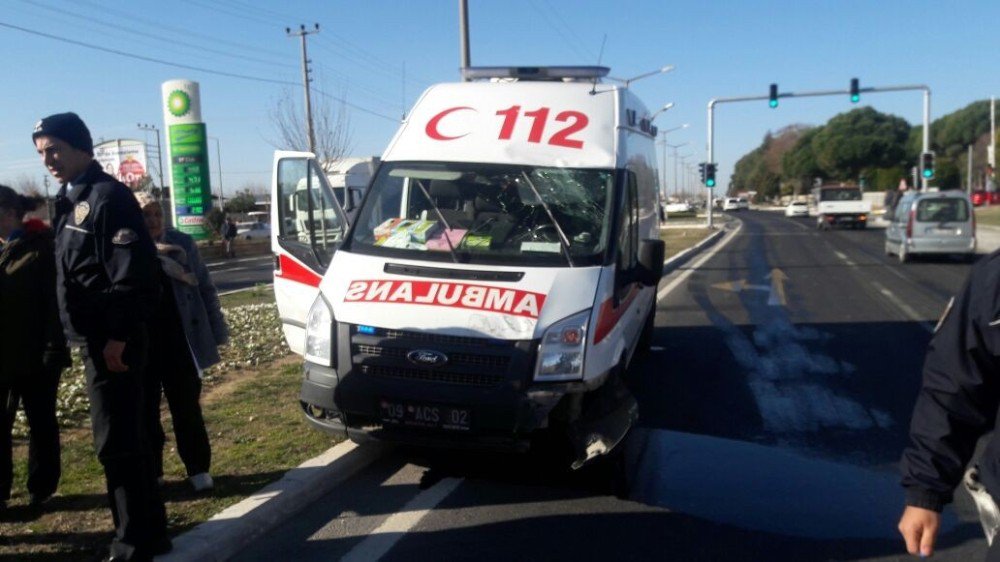 Ambulans Minibüsle Çarpıştı: 1’i Ağır 5 Yaralı