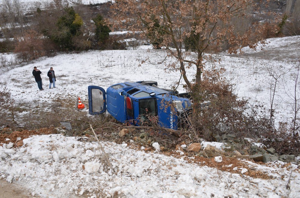 Bilecik’te Askeri Araç Şarampole Devrildi: 3 Asker Yaralı