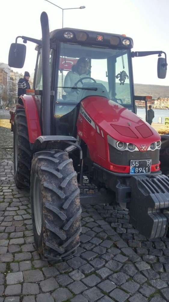 Kadın Amir İş Makinesi Direksiyonunda