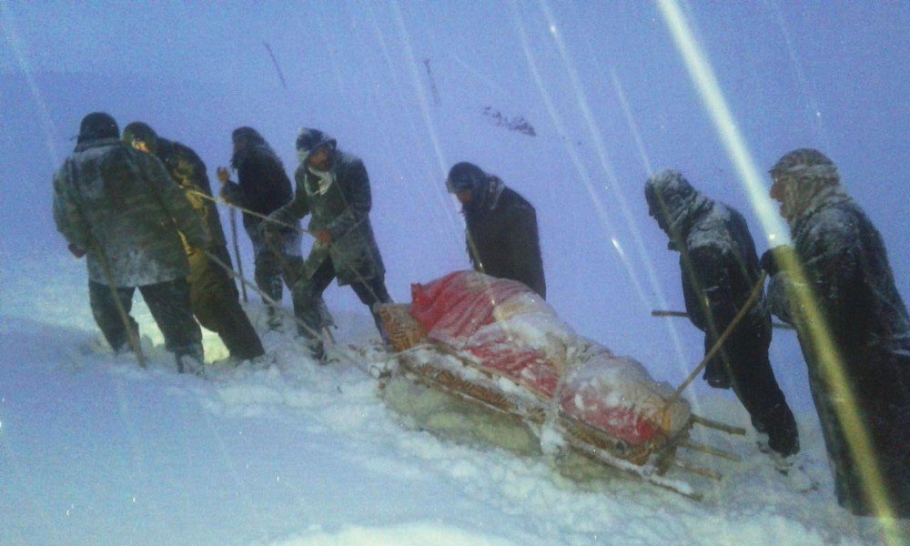 Yüksekova’da Nefes Kesen Kızaklı Hasta Kurtarma Operasyonu