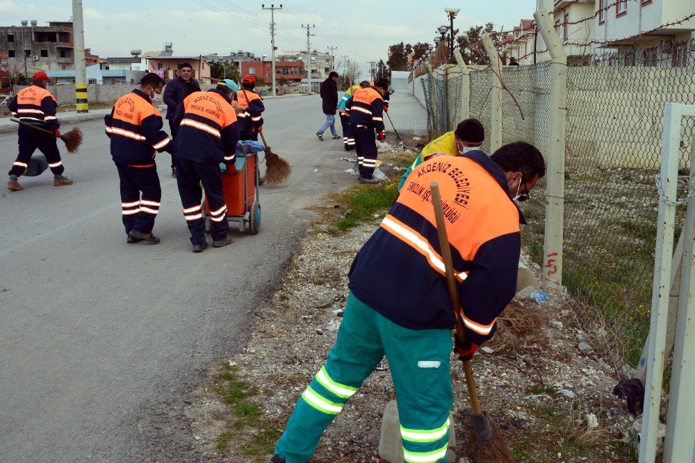 Akdeniz’de Mobil Temizlik Ekipleri Çalışmalarını Sürdürüyor