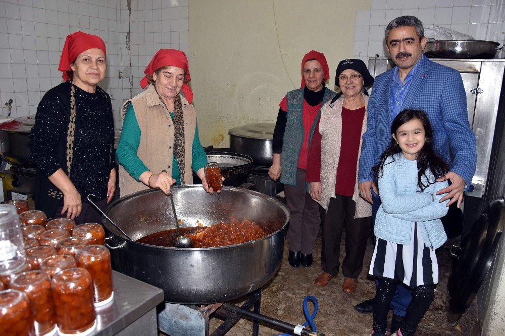 Alıcık, Sokaktan Topladıklarıyla İhtiyaç Sahiplerini Sevindiren Anneleri Kutladı