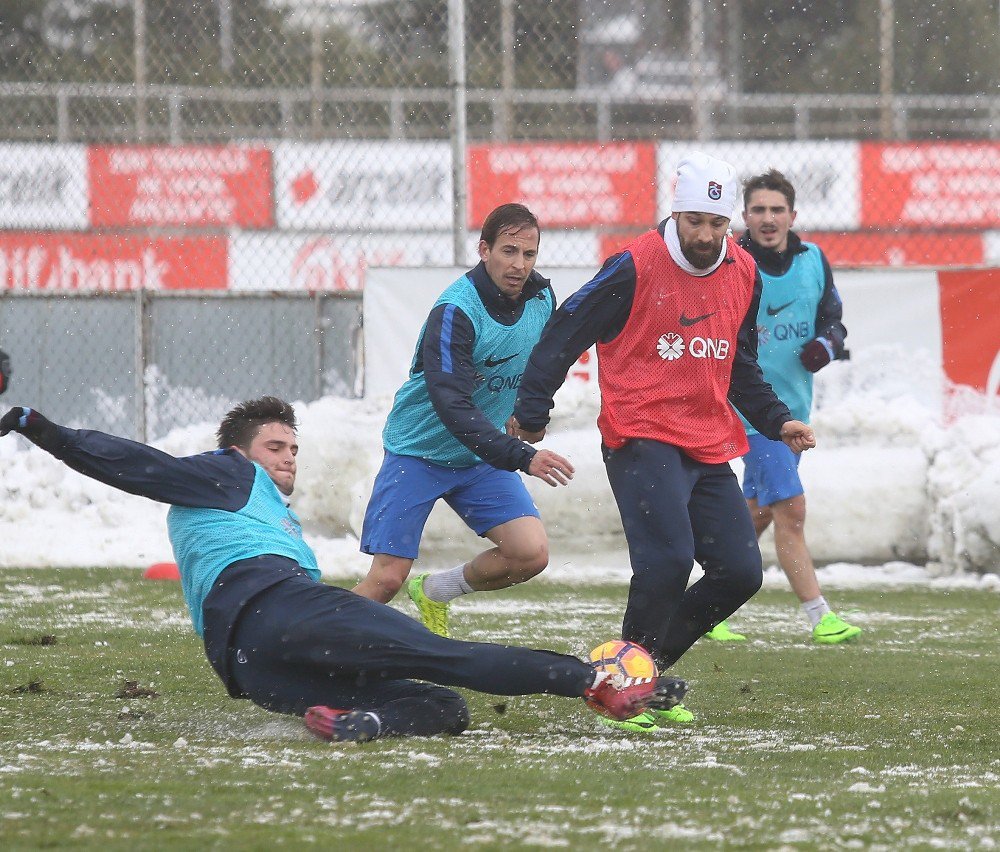 Trabzonspor Kar Altında Çalıştı