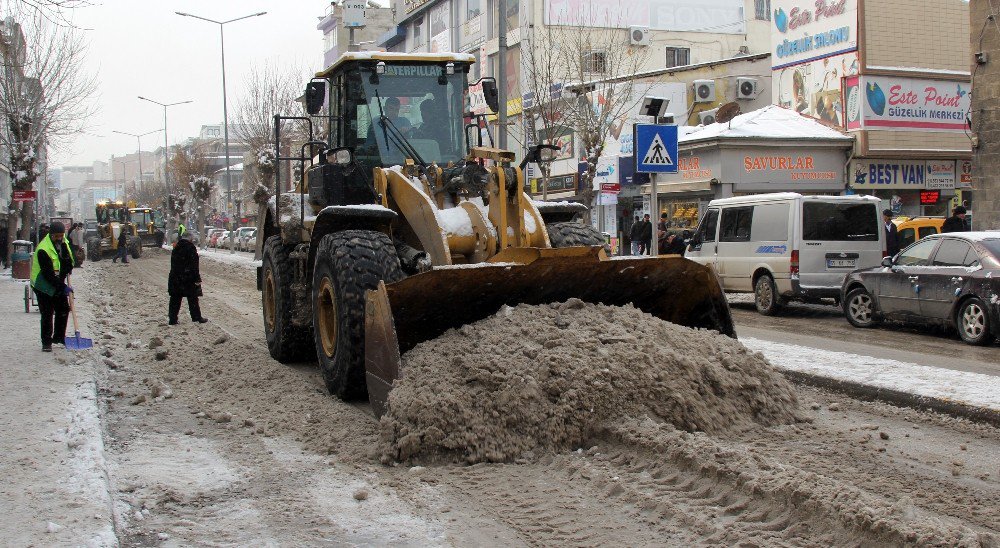 Van Büyükşehir Belediyesinden Karla Mücadele Çalışması