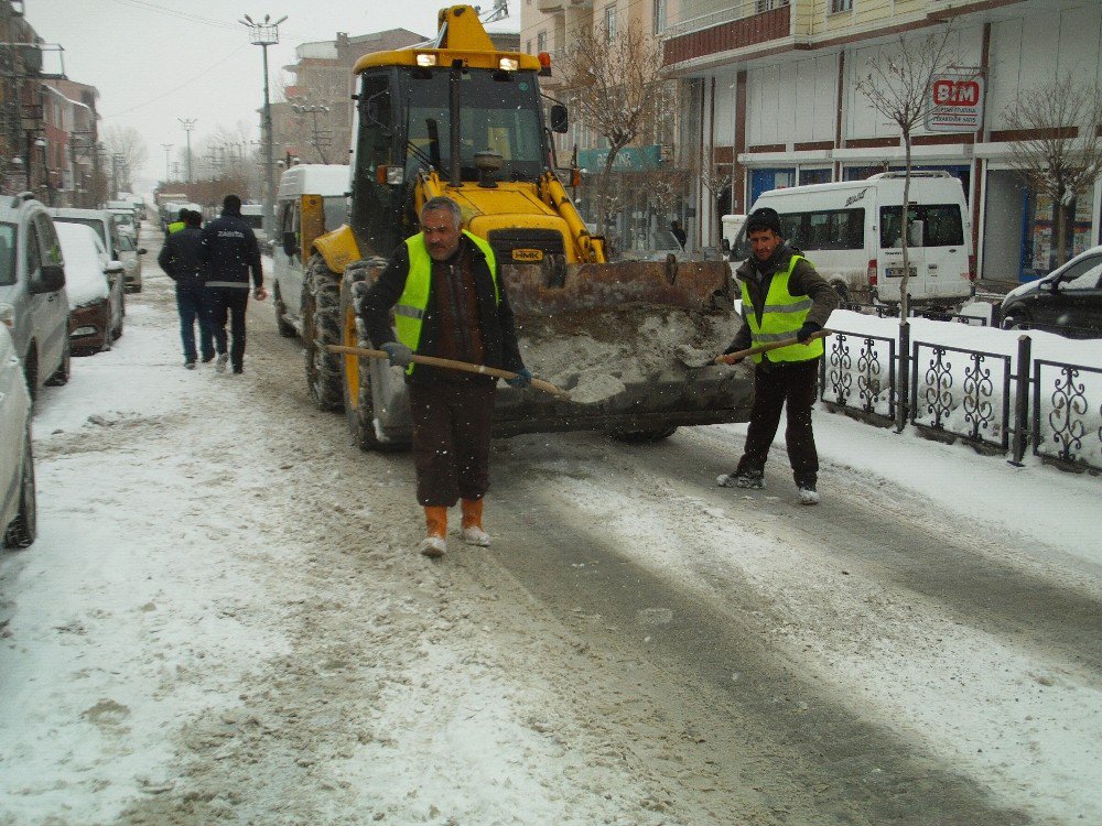 Özalp Belediyesinden Yol Tuzlama Çalışması