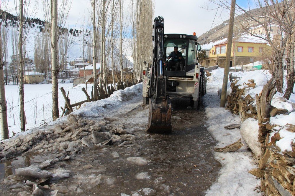 Develi’de Köy Yolları Temizleniyor