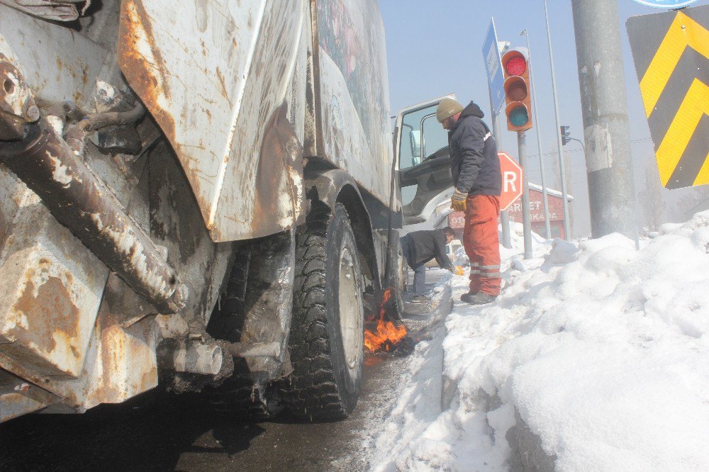 Kırımızı Işıkta Duran Aracın Yakıt Deposu Dondu