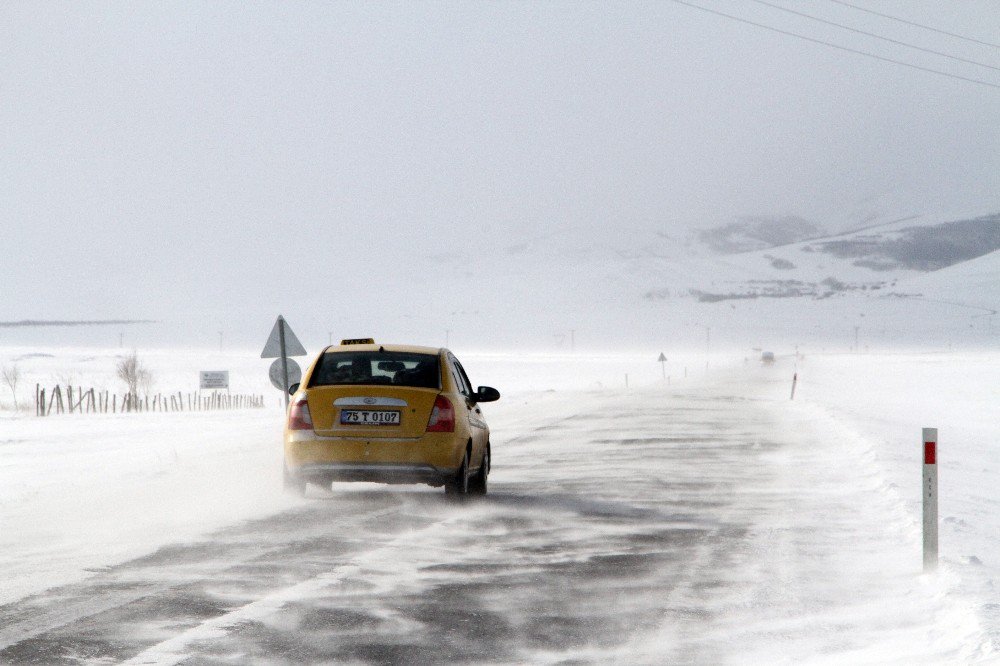 Ardahan’da Tipi Ulaşımı Aksatıyor