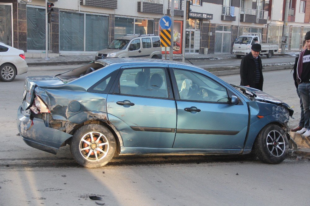 Öğrenci Servisi İle Otomobil Çarpıştı: 3 Yaralı