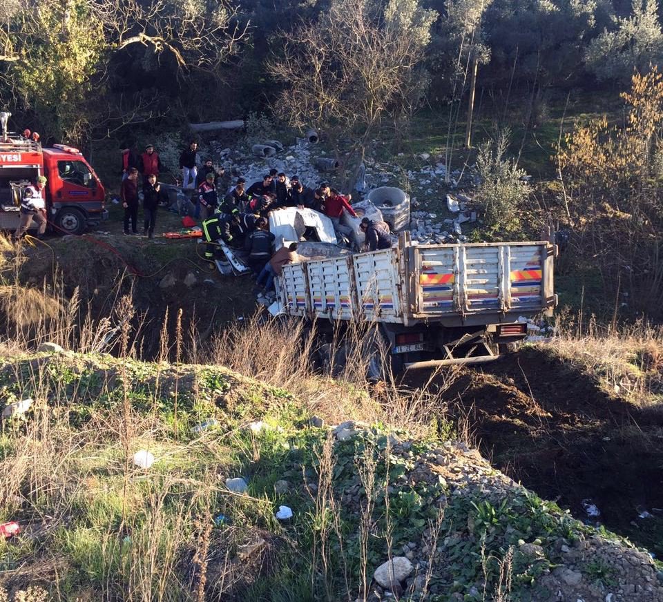 Beton Yüklü Kamyon Şarampole Uçtu: 1 Ölü