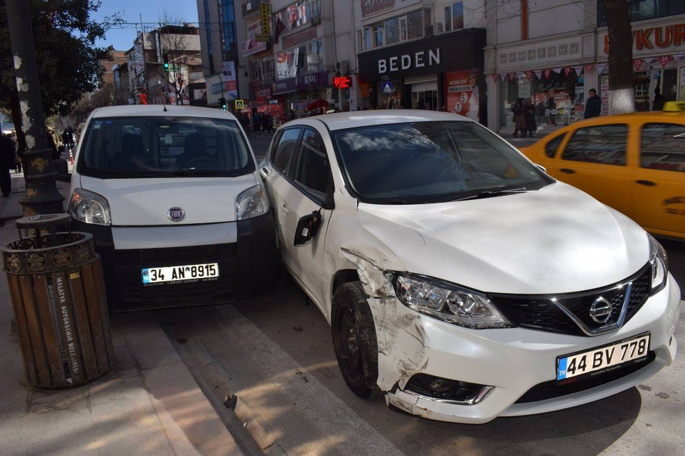 Elektrik Direği Faciayı Önledi