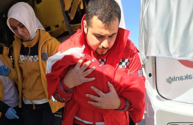 Kalp Yetmezliği Bulunan 1 Yaşındaki Çocuk, Ambulans Uçakla İstanbul’a Gönderildi