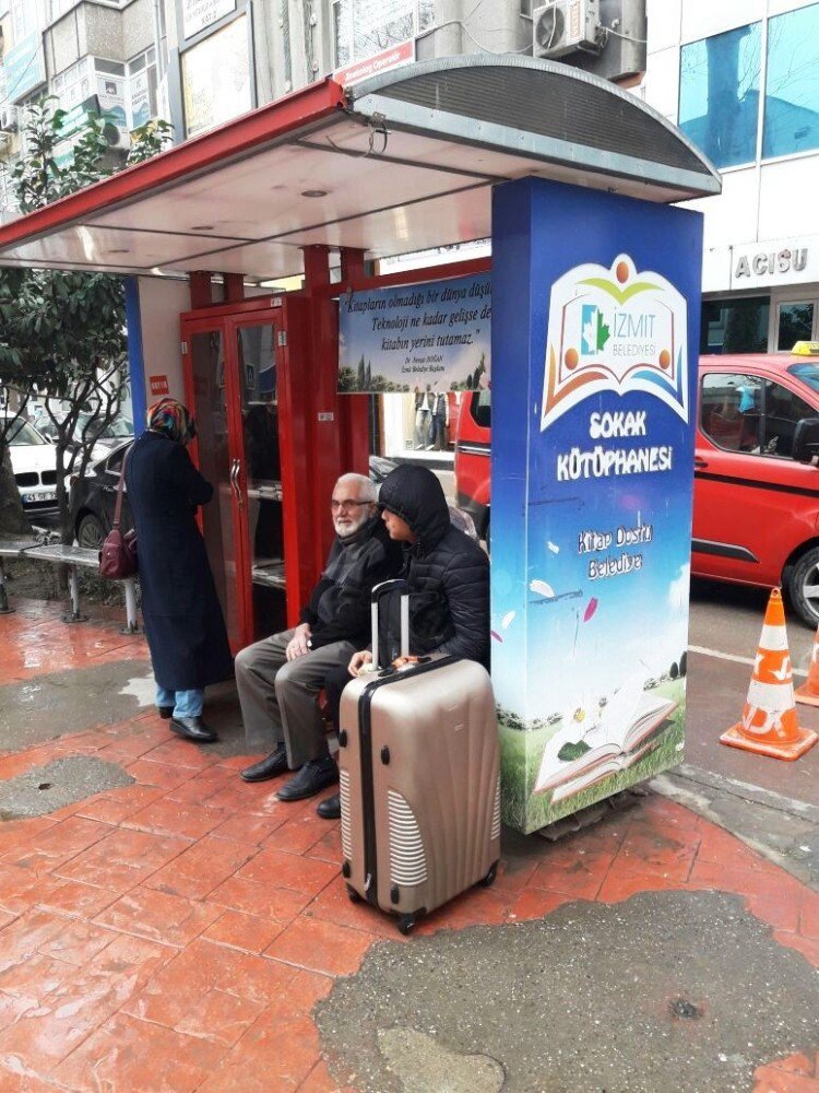 İzmit’te Sokak Kütüphanelerine Zarar Veriliyor