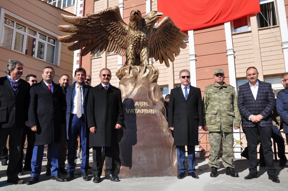 Şehitler Anısına 4 Metrelik ’Çift Başlı Kartal’ Anıtı