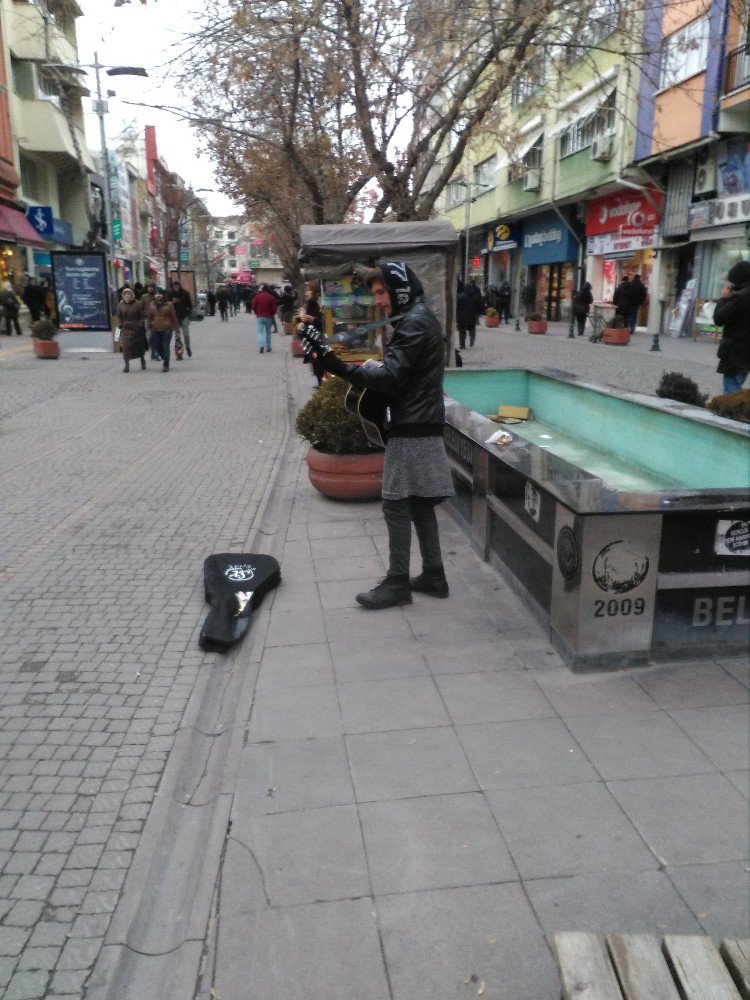 Soğuk Havalarda Vatandaşların İçini Sokak Sanatçıları Isıtıyor