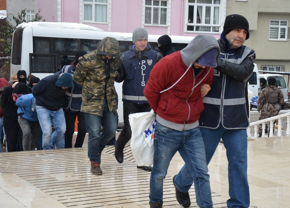 Uyuşturucu Operasyonu Zanlısı 35 Kişi Adliyede