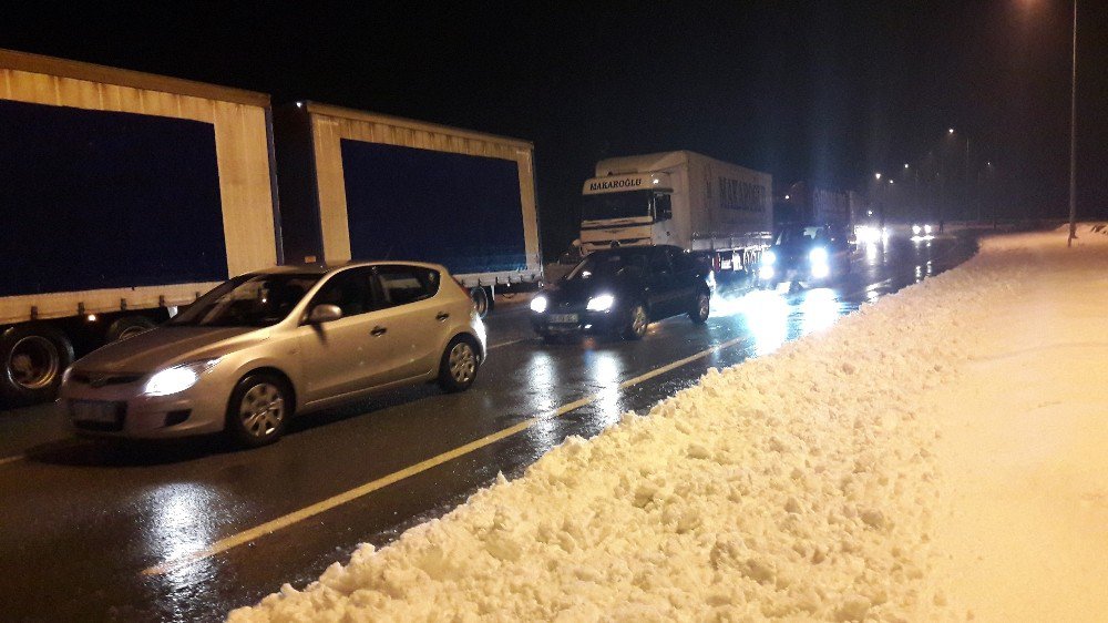 Buzlanan Yolda Tır Devrildi: 1 Yaralı