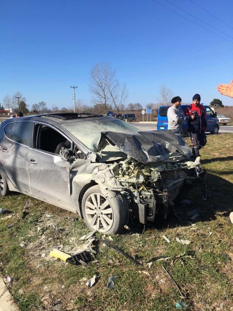 Sakarya’da İki Otomobil Çarpıştı: 1 Ölü, 2 Yaralı