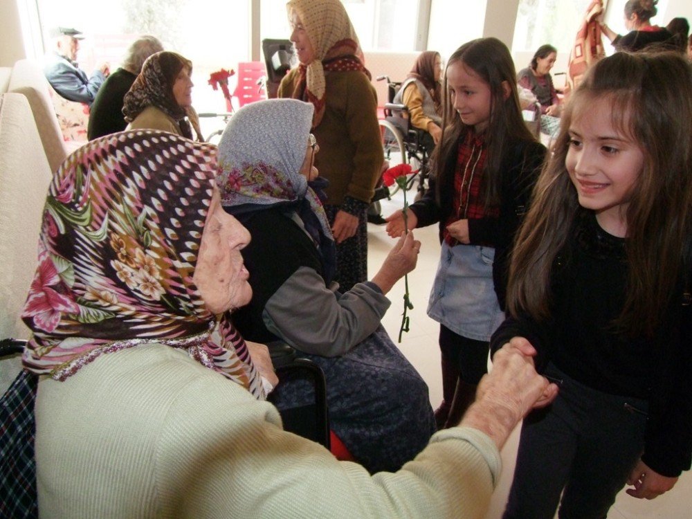 Öğrencilerden Huzurevi Ziyareti