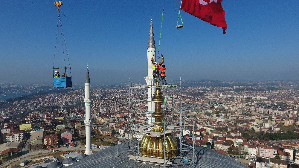 Çamlıca Camii Kubbesine Konulan Hilal Havadan Görüntülendi