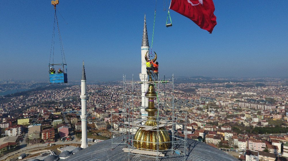 Çamlıca Camii’nin ’Hilal’i Törenle Yerine Konuldu