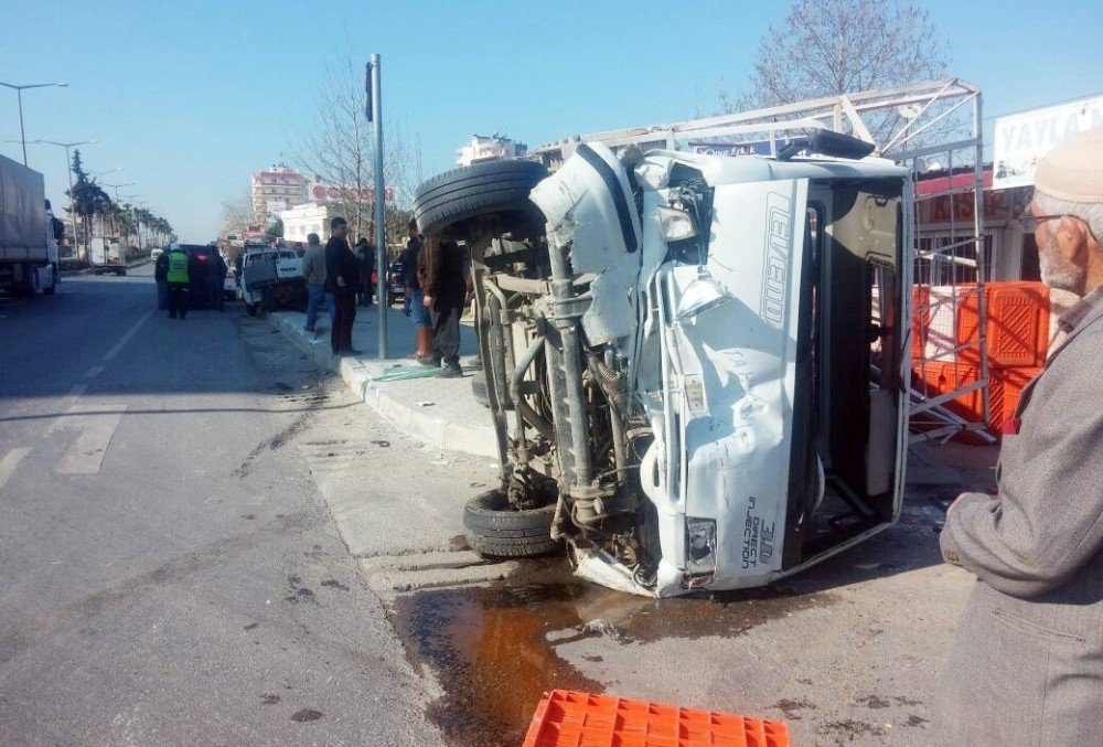 Büyük Bir Gürültüyle Çarpışan 2 Kamyonet Paniğe Neden Oldu