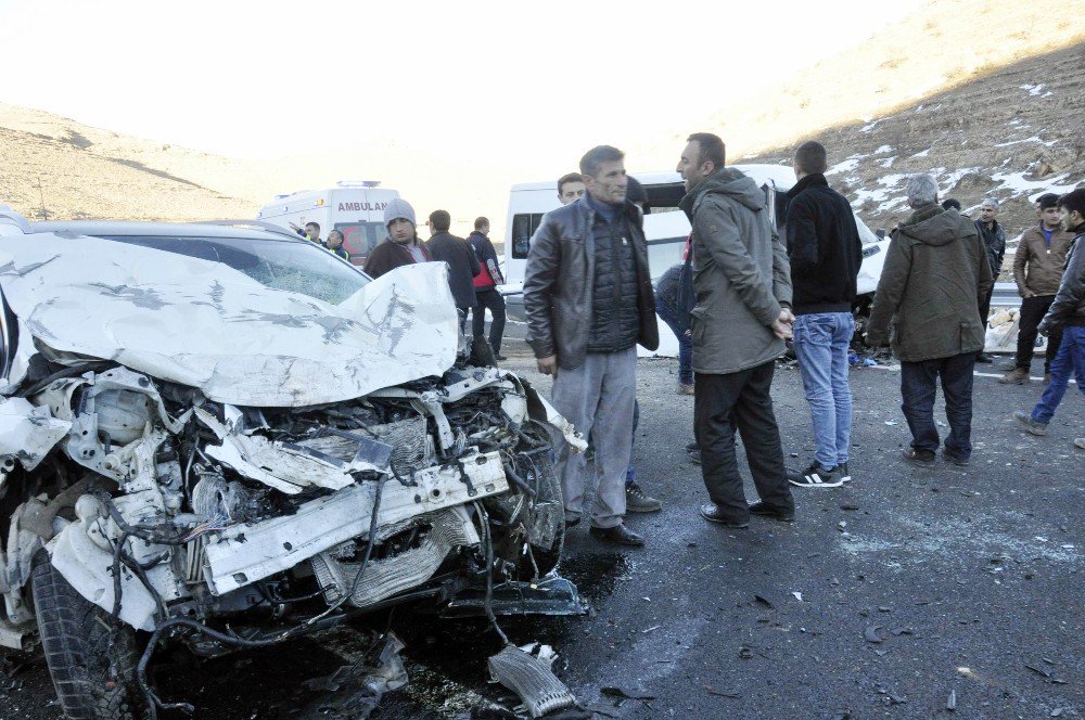 Diyarbakır’da İki Araç Kafaya Çarpıştı: 13 Yaralı