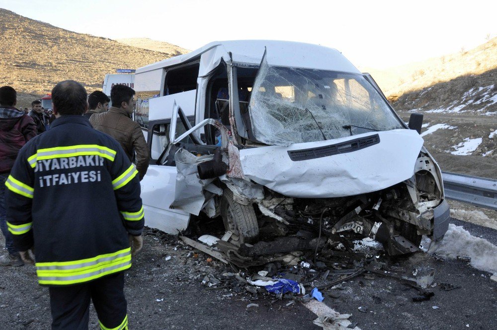 Diyarbakır’da İki Araç Kafaya Çarpıştı: 13 Yaralı