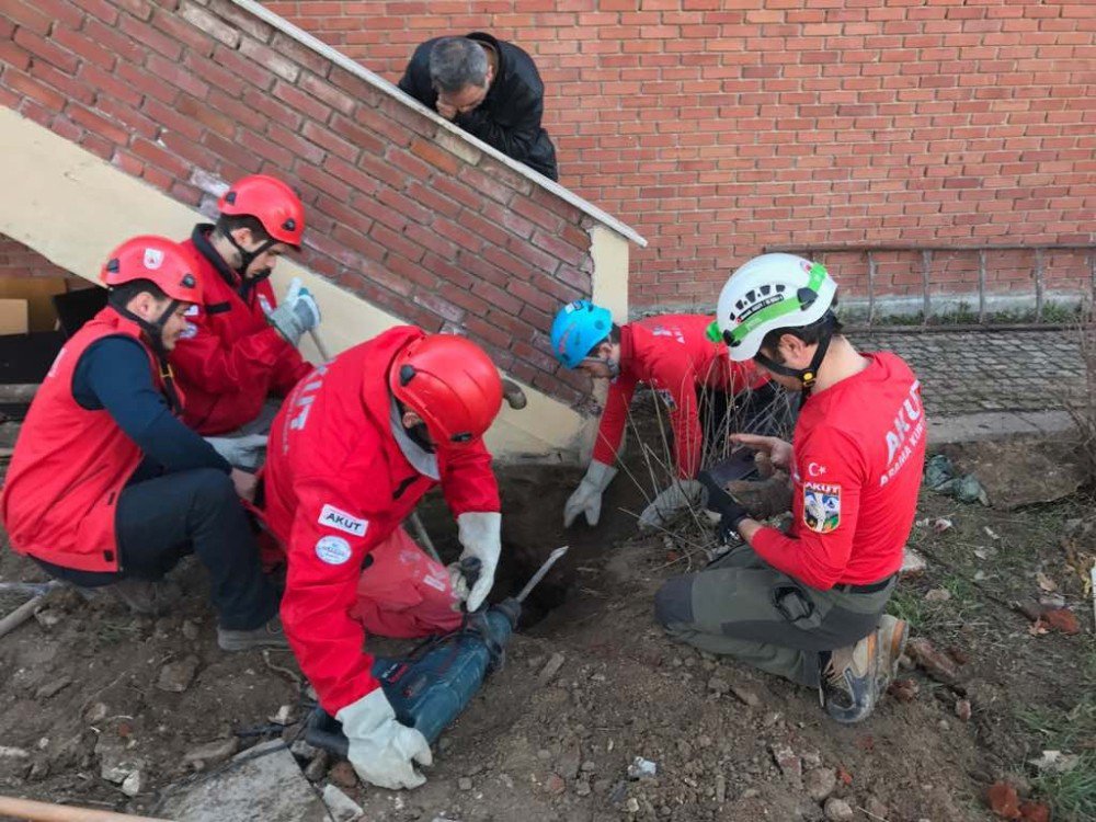 Yavrusunun Kurtarılma Mücadelesinde Ekiplerin Başından Bir Saniye Ayrılmadı