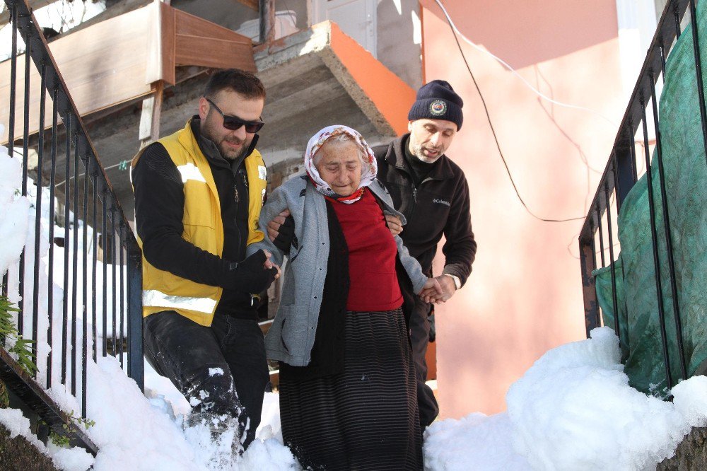 Böbrek Hastası Kar Ambulansıyla Kurtarıldı