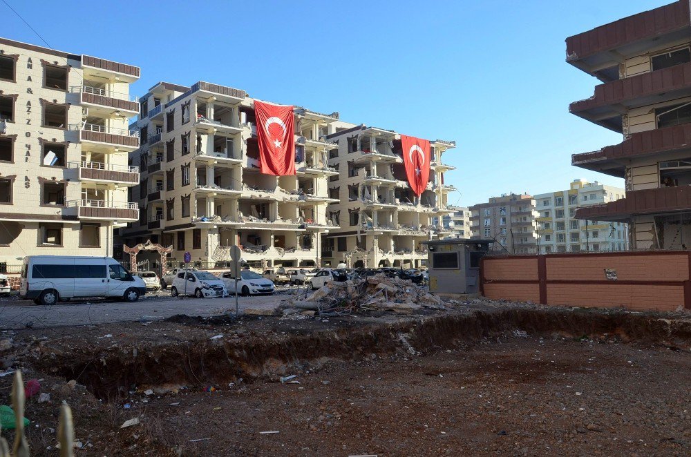 Şanlıurfa’da Patlamanın Zarar Verdiği Binalara Türk Bayrakları Asıldı