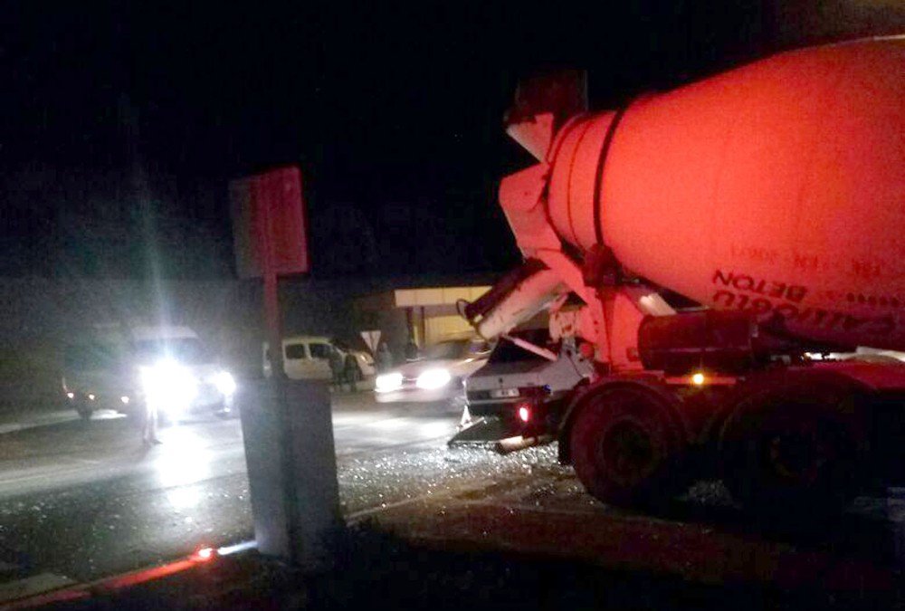 Beton Mikserine Çarpan Sürücü Yaralandı