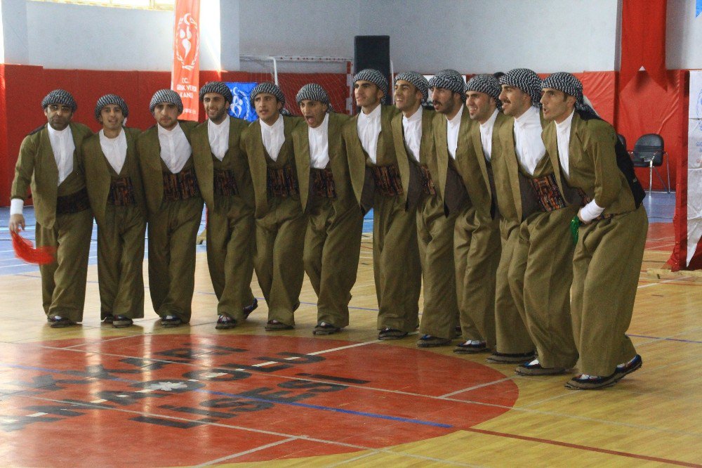 Hakkari’de Halk Oyunları Yarışması