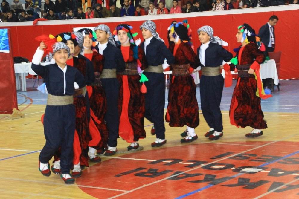 Hakkari’de Halk Oyunları Yarışması