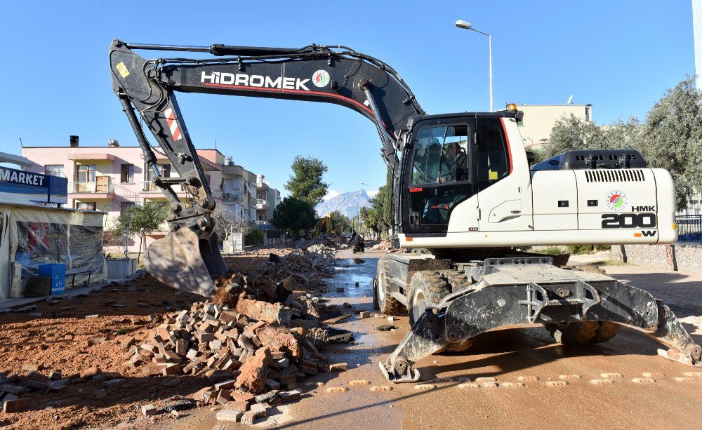 Fabrikalar Mahallesi’nde Asfalt Ve Kaldırım Çalışmaları Başladı