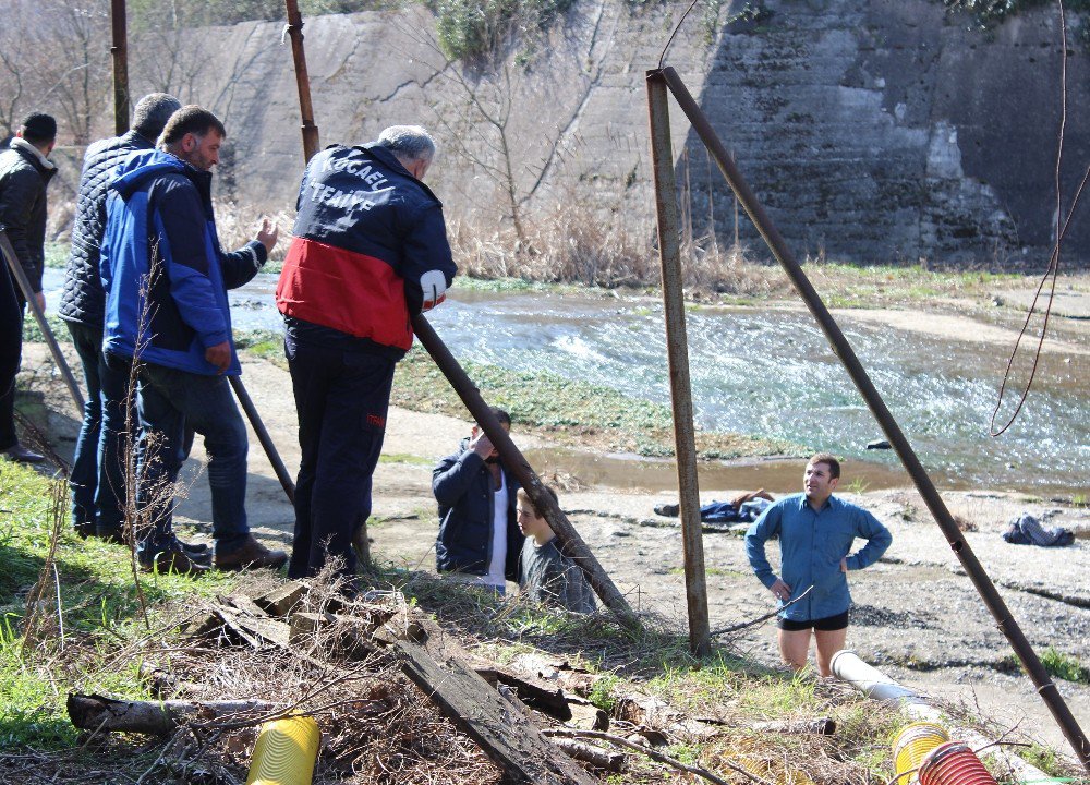 Serinlemek İçin Gölete Giren İki Çocuk Ölümden Döndü