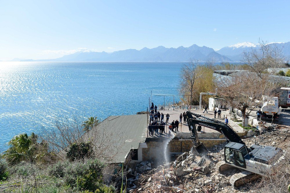 Bambus Plajı’ndaki Kaçak Yapılar Yıkıldı