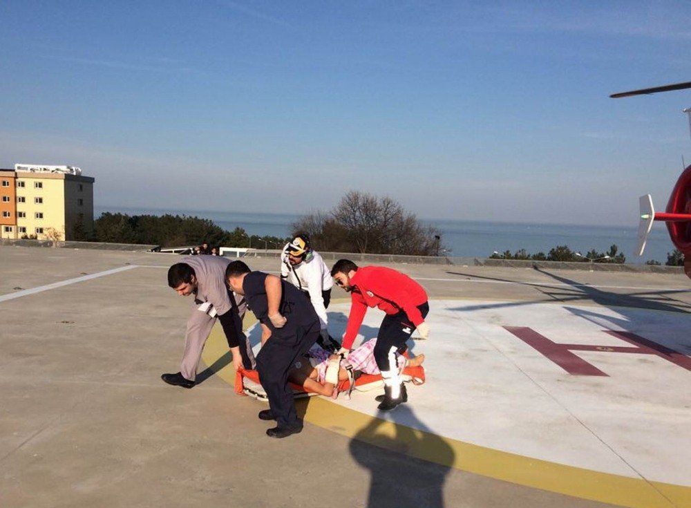 Tüfekle Vurulan Genç Ambulans Helikopterle Hastaneye Kaldırıldı