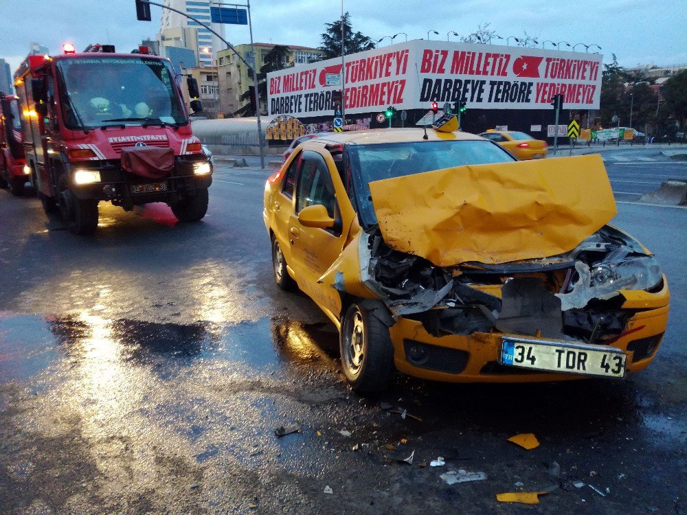 Şişli’de Taksi Tur Otobüsüne Çarptı: 1 Yaralı