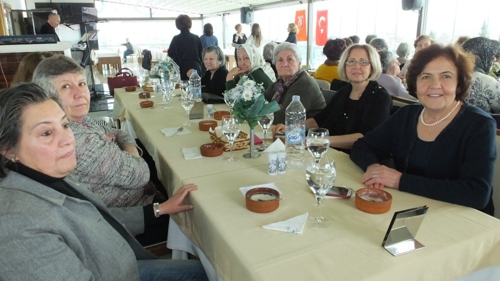 Burhaniyeli Kadınlar Yardım Sevenler Derneği’nin Yemeğinde Bir Araya Geldi