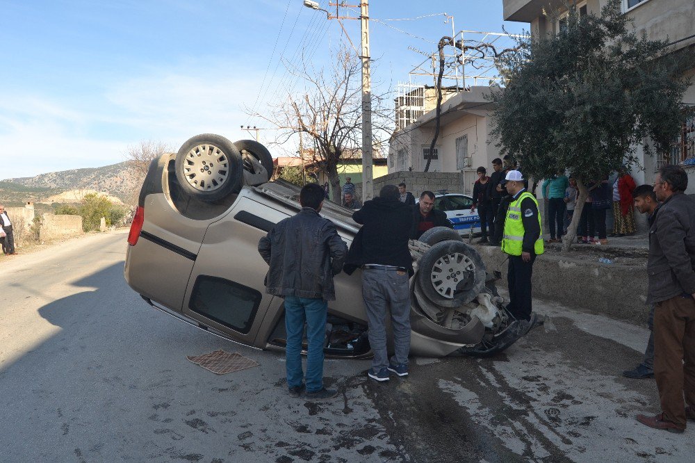 Hafif Ticari Araç Takla Attı: 1 Yaralı