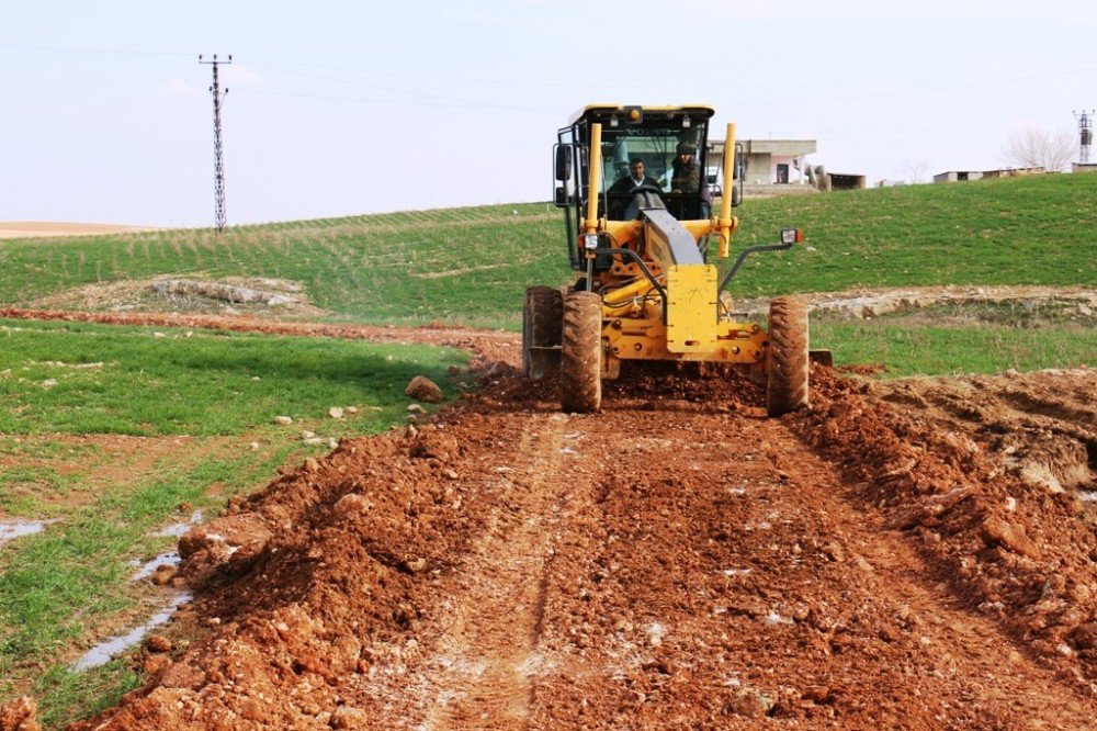 Akçakale’de Yol Çalışmaları Sürüyor