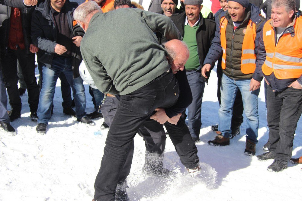 Kar Üstünde Güreş Tuttular