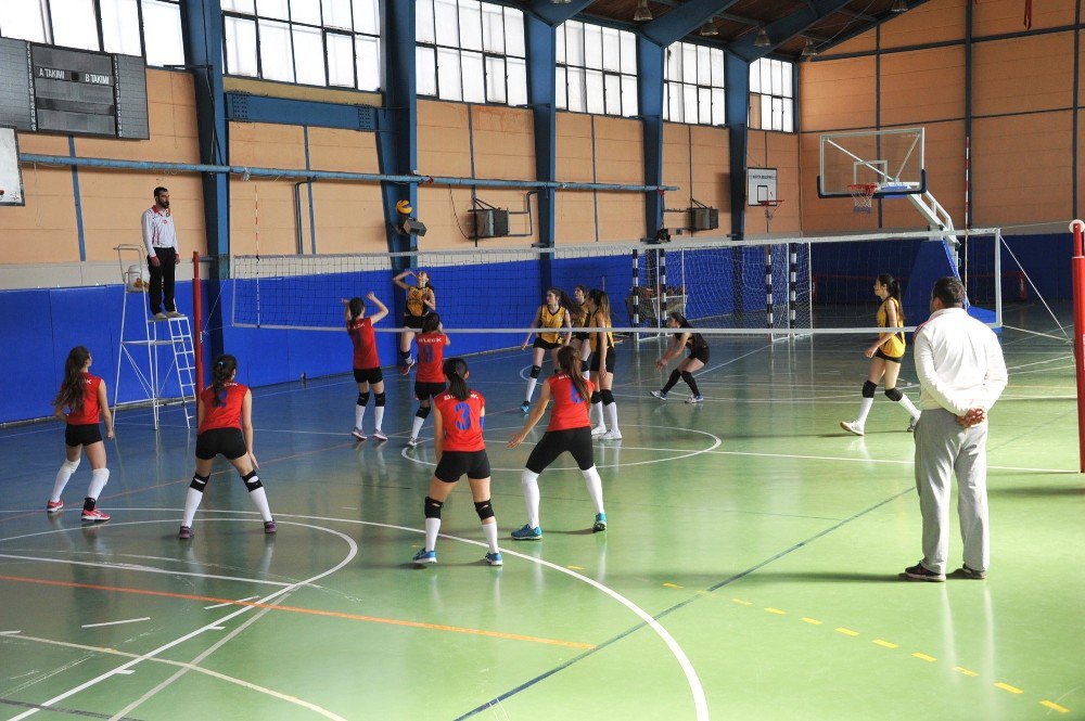 İdmanyurdu Spor Voleybol Takımı Başarısını Sürdürüyor